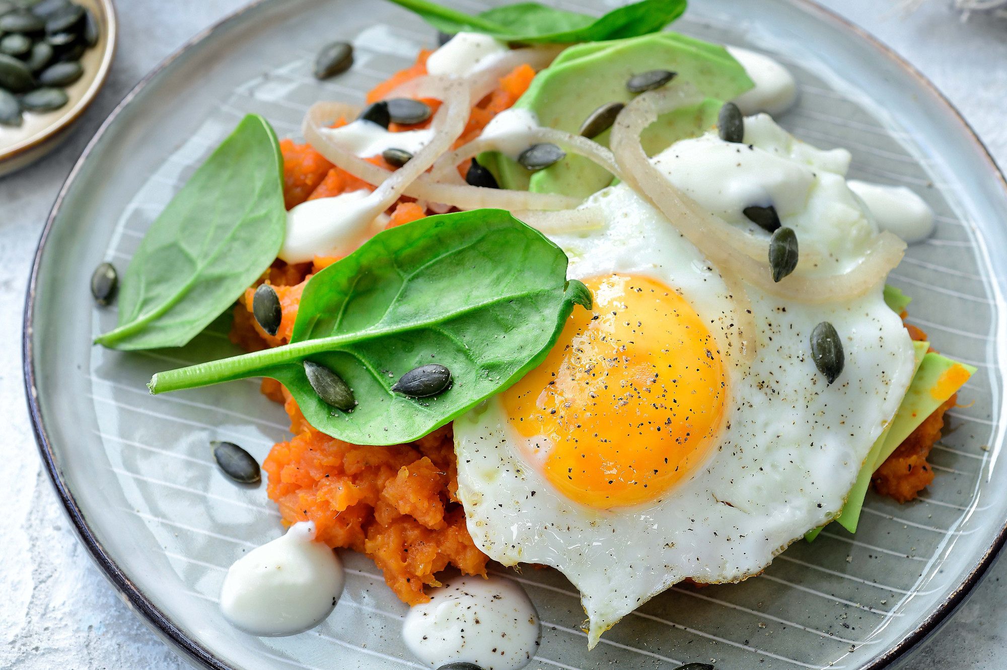 Ontbijt van zoete aardappel, avocado en ei